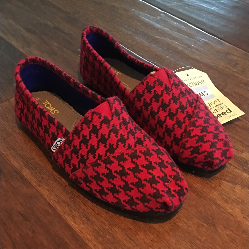 TOMS Classic Slip-Ons in Red Houndstooth